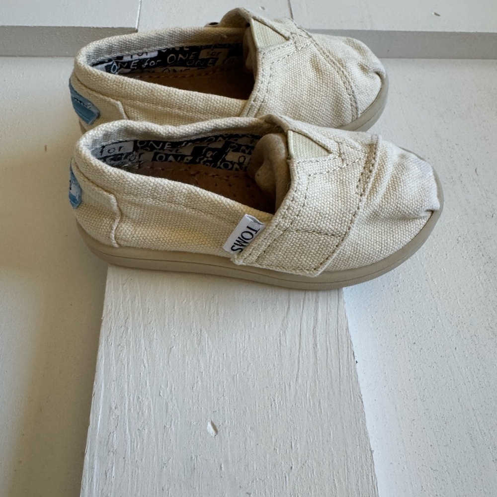 Toms Kids Shoes in Cream - Picture 2 of 3